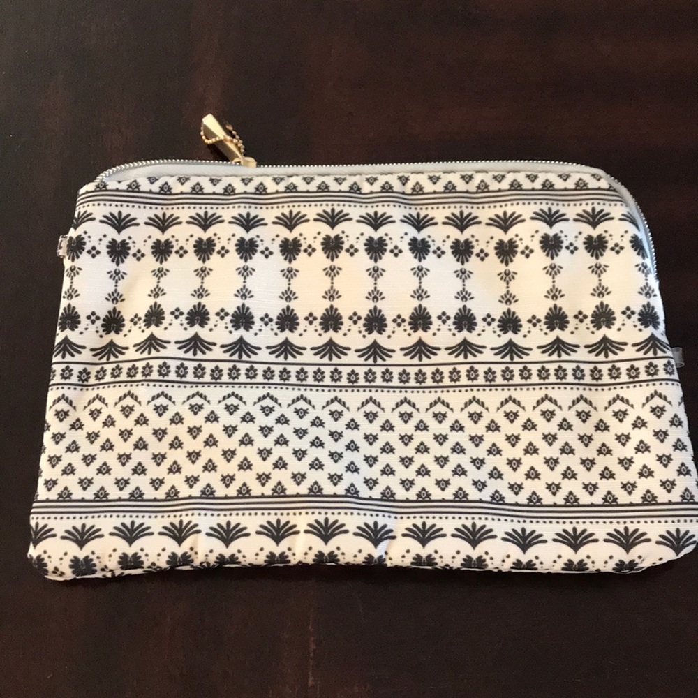 Makeup bag white and black zipper top